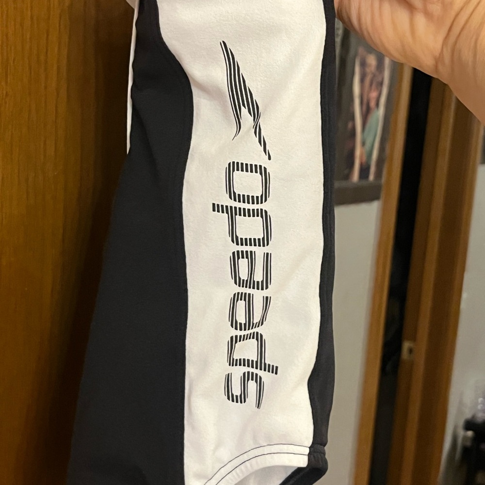 Speedo swimsuit. Size 9/10. Built in bra.  Adjustable straps.  Flattering. - Picture 3 of 4